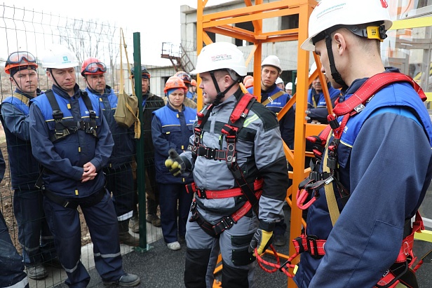 г.Новочебоксарск.На «Химпроме» открыт «Альпинист» – первый в Чувашии полигон обучения высотным работам г.Новочебоксарск.На «Химпроме» открыт «Альпинист» – первый в Чувашии полигон обучения высотным работам